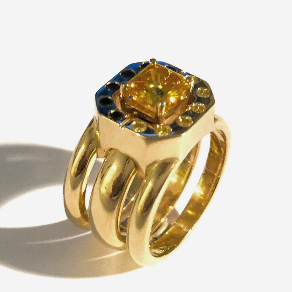 gouden verloving ring en trouwring met een gele diamant ineen