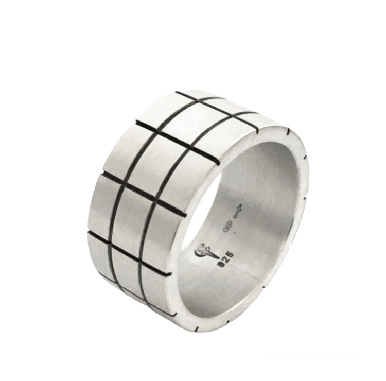 stoere zilveren minimalistische ring met met lijnen erop